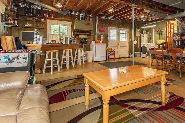Lakehurst Bungalow: Converted Garage 1