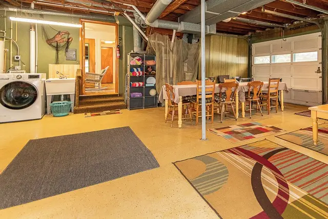 Lakehurst Bungalow: Converted Garage