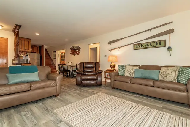 Lakehurst Bungalow: Family Room Pullouts