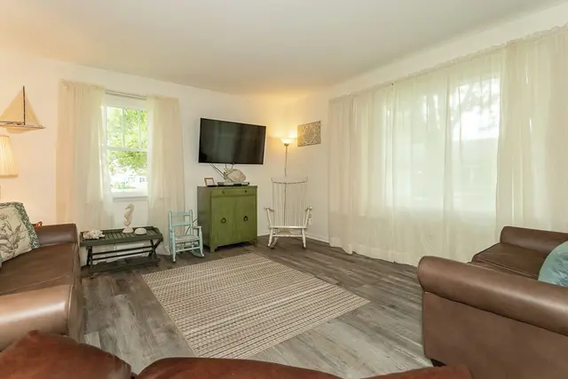 Lakehurst Bungalow: Family Room