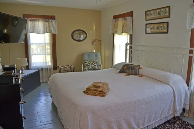 Pearl Beach Lakehouse: First Floor Bedroom