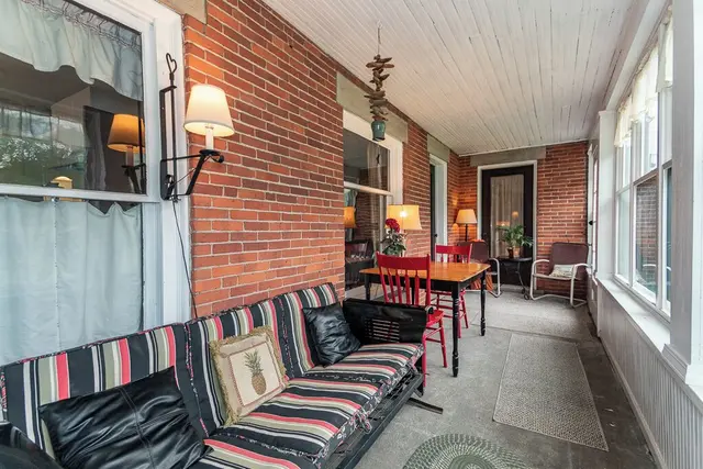 Pearl Beach Lakehouse: Front Patio 2