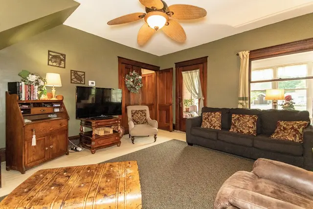 Pearl Beach Lakehouse: Living Room Fold Out