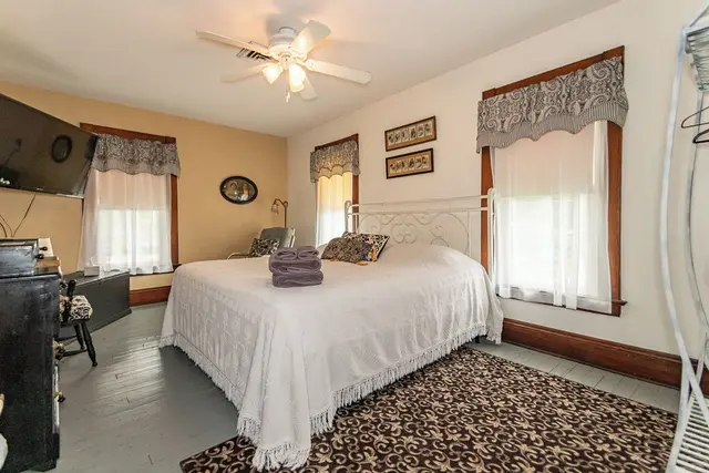 Pearl Beach Lakehouse: Second Floor Bedroom 1