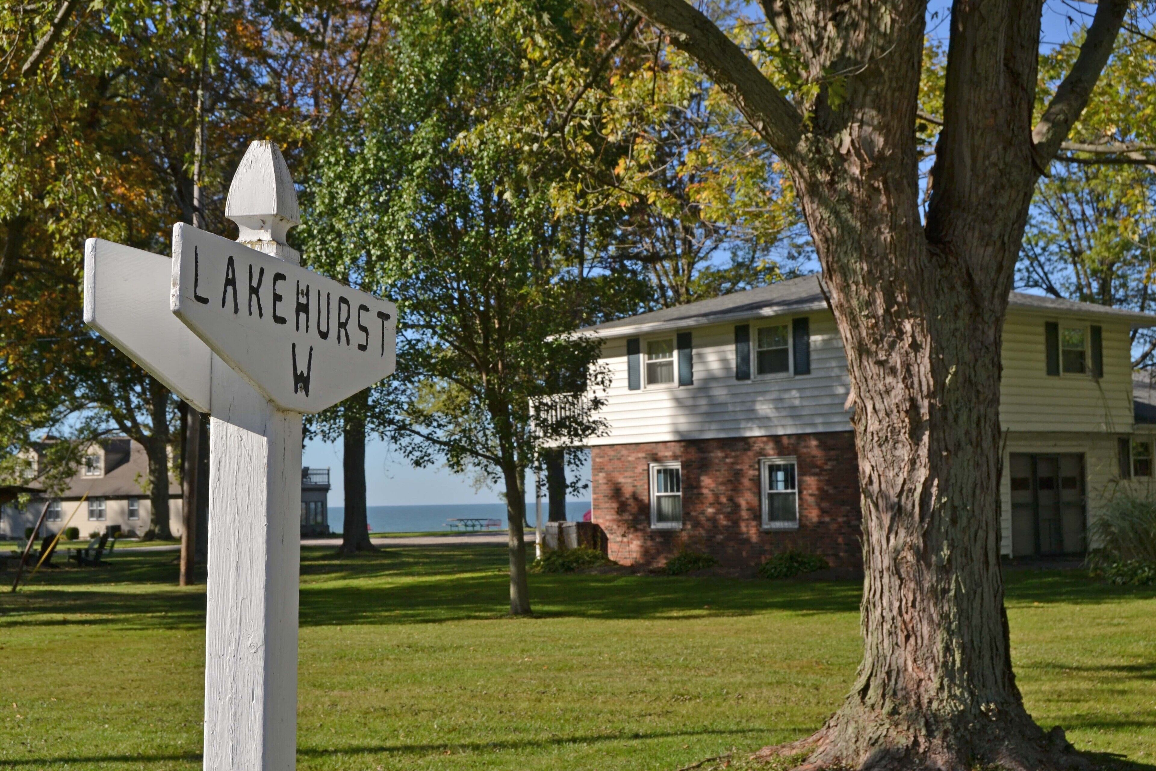 Lakehurst Bungalow – Stunning Lake Erie Views & Relaxation Await
